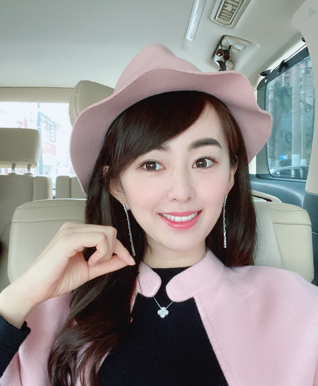 上海财经美女主持孙睿淇，台上台下都风光，婆家背景让人心生羡慕