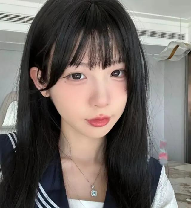 艾琳慷慨展示大雷,白色吊带十分惹眼,观众:谁把我自瞄打开了?