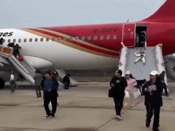 女子大闹航班辱骂殴打空少，自称哈尔滨某高校老师“有背景”，警方回应