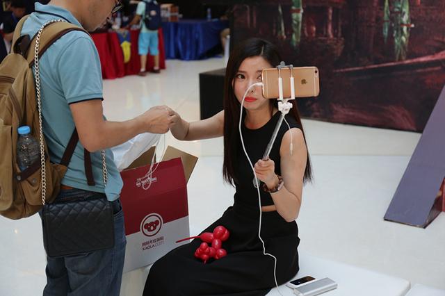 第一美女主播甜心小野，引领不一样的魔兽之夜！