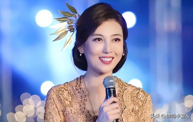 央视美女主持李红：经历逃婚，被造谣嫁入豪门，现在结局怎样了？