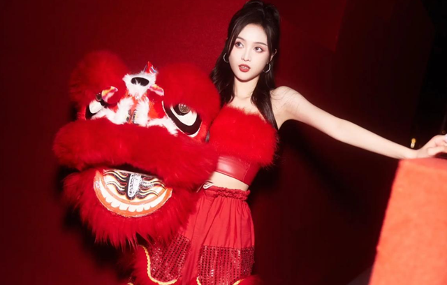 吴宣仪热舞动作引热议！大尺度动作遭男粉吹口哨，吊带黑丝显身材