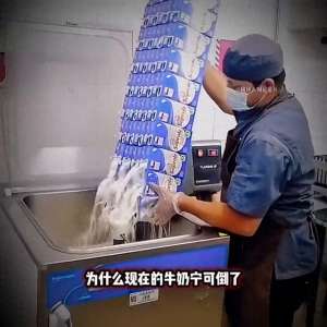 女主播直播倒牛奶视频(为什么现在的牛奶宁可倒了，面包宁可丢了，房子拆了，也不)