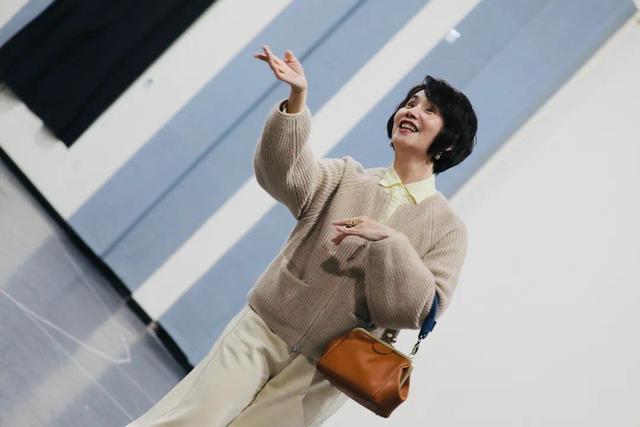 从央视著名女主播到浓妆艳抹的“顾八奶奶”，她的退休生活不寻常