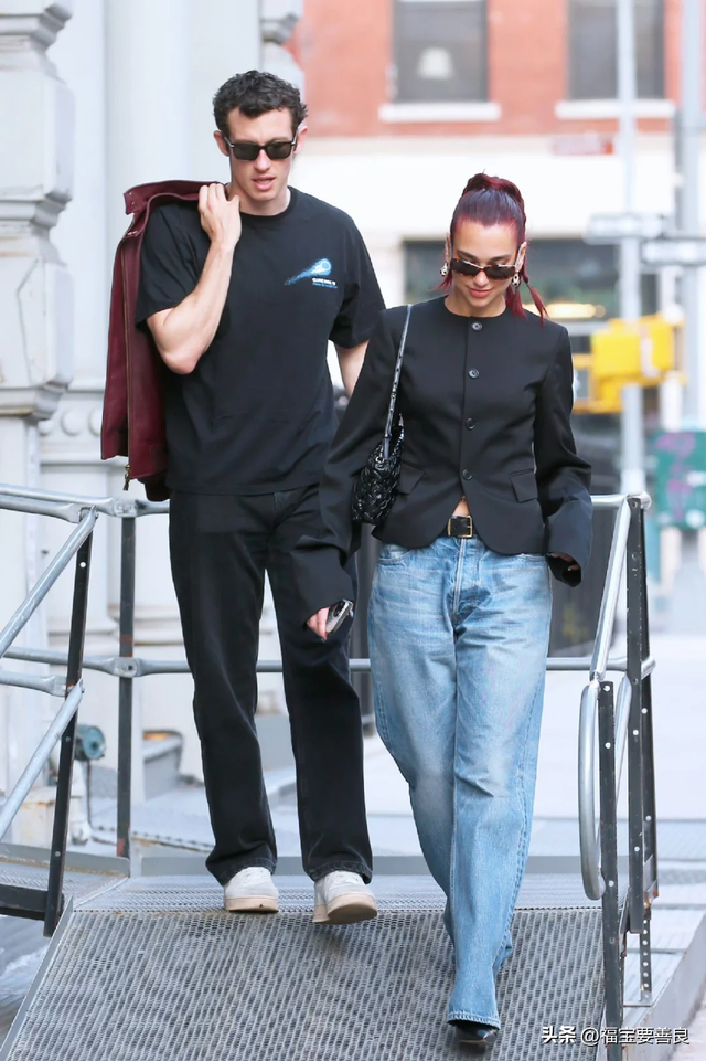 啪姐官宣恋情，给了大金毛一个名分！这嚣张的异性恋，真耀眼啊