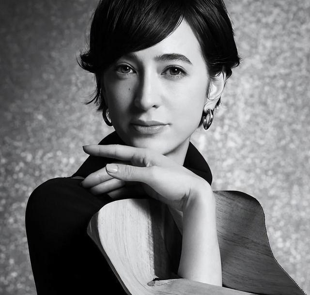 日本最美混血女主播：坐不正，专钓名二代，42岁挺着孕肚嫁入豪门