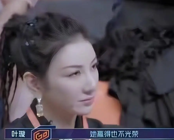 直播扮丑口喷脏话，荧幕女神“上官海棠”叶璇如今到底怎么了？