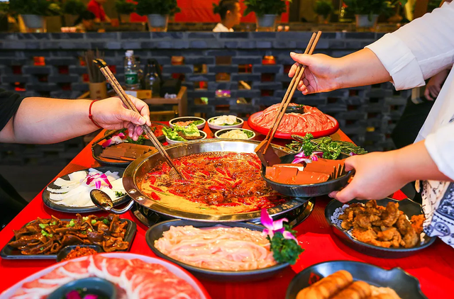 走出川渝的排队王，不再只是火锅了？