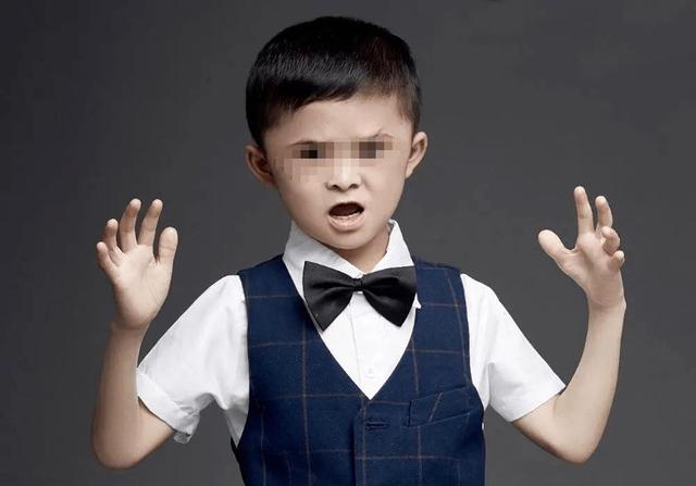 “小马云”回村吃饭直播：啃鸵鸟头鳄鱼肉！这太离谱了……