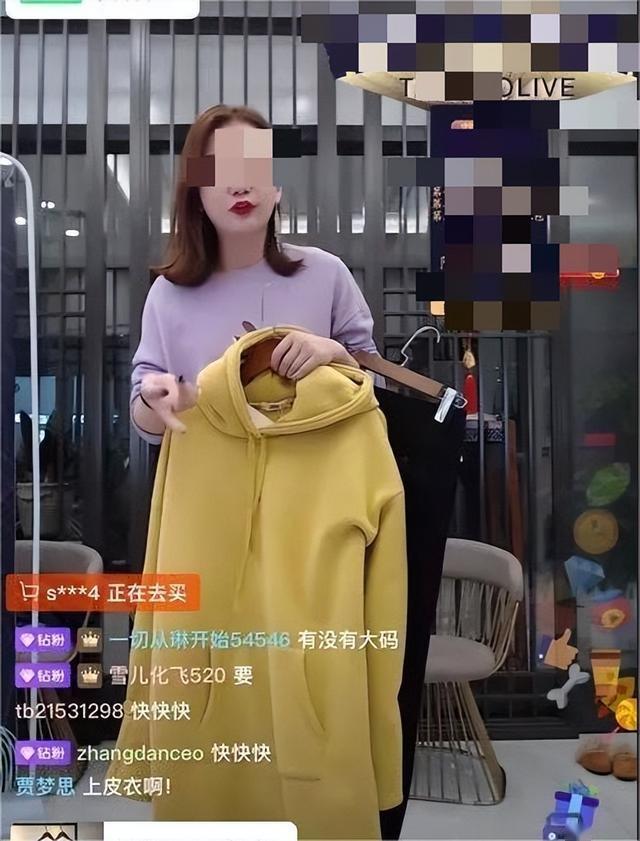 河北女主播“脱裤露乳”只为满足榜一大哥打赏，网友：道德何在？