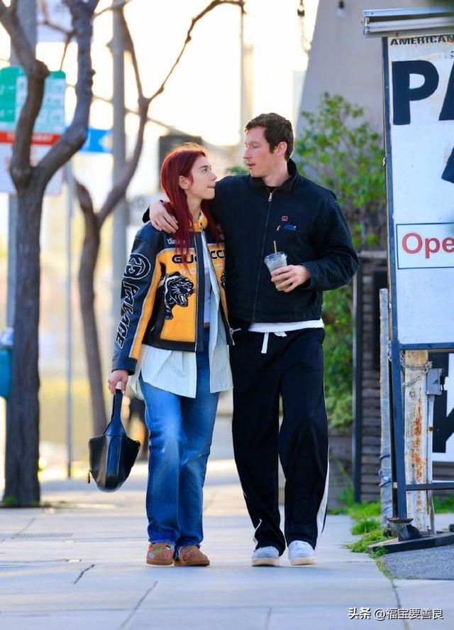 啪姐官宣恋情，给了大金毛一个名分！这嚣张的异性恋，真耀眼啊