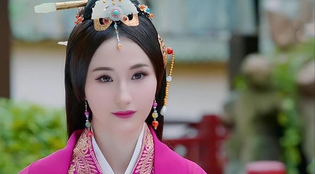 担任多部大尺度女一号，曾经红遍大江南北，如今改名换姓无人识