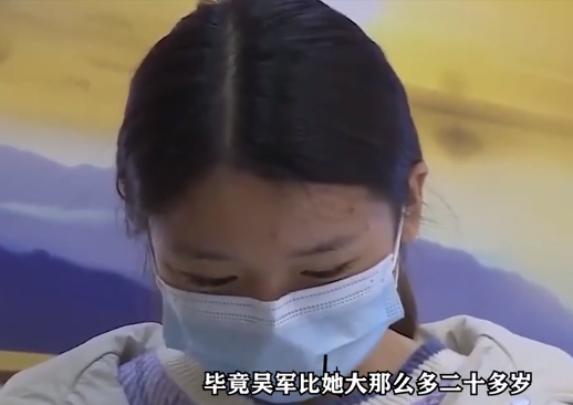 2021年,湖北24岁女孩主动追求45岁大叔,怀孕后却被回应:不认识