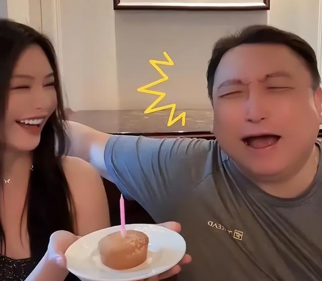 “追龙2”晶女郎邱意浓，直播疯狂打擦边球，扭腰闪现露胸