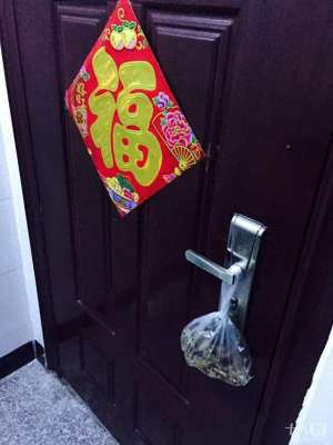 门把手女主播完整版(姑娘回到家发现门把手上挂了这东西网友：羡慕)