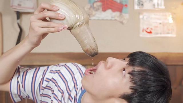 知名网红被指博眼球！吃播食物形似私密部位，举止猥琐遭骂恶趣味