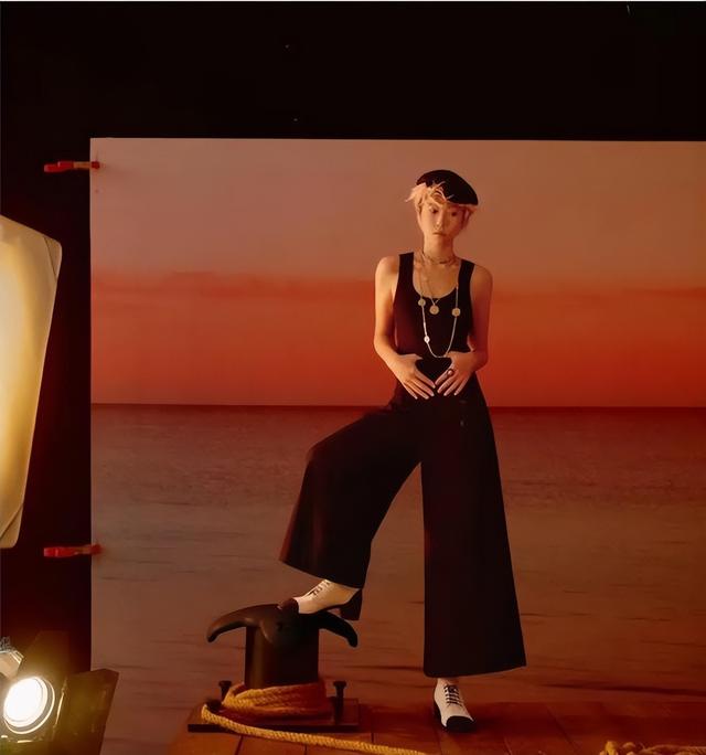 窦靖童洗掉虾线像换人，神似王菲，真空穿香奈儿，美得快认不出