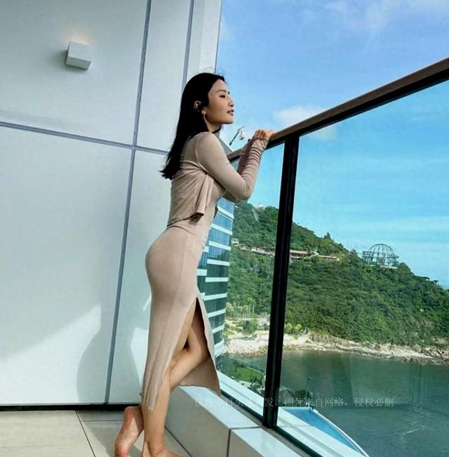 香港瑜伽女神与闺蜜夜蒲狂欢，贴身连衣裙秀好身材