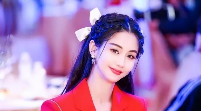 担任多部大尺度女一号，曾经红遍大江南北，如今改名换姓无人识