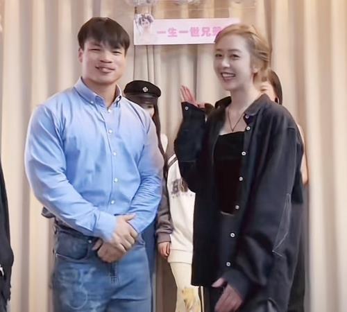 三只羊:性感美女主播卓仕琳,拌胸写真身材劲爆,连看99次啊!