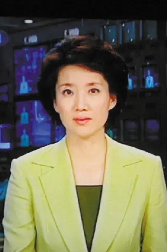 这个“央视首席女主持人”改嫁省委书记后，已走上了另外一条大道