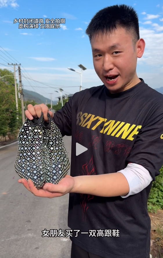 因一双高跟鞋改变命运，20多岁重庆小伙火出圈，央媒：正能量！