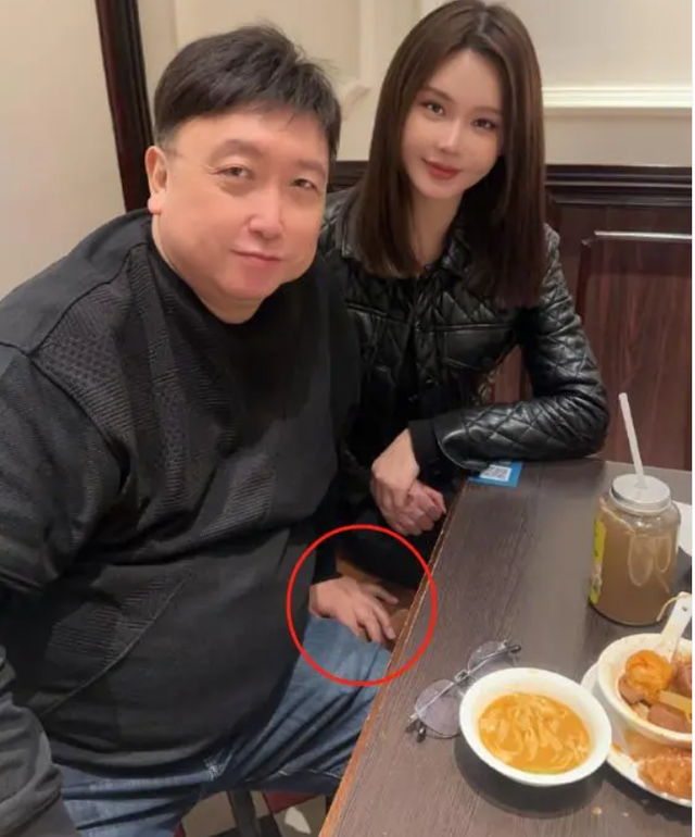 “追龙2”晶女郎邱意浓，直播疯狂打擦边球，扭腰闪现露胸