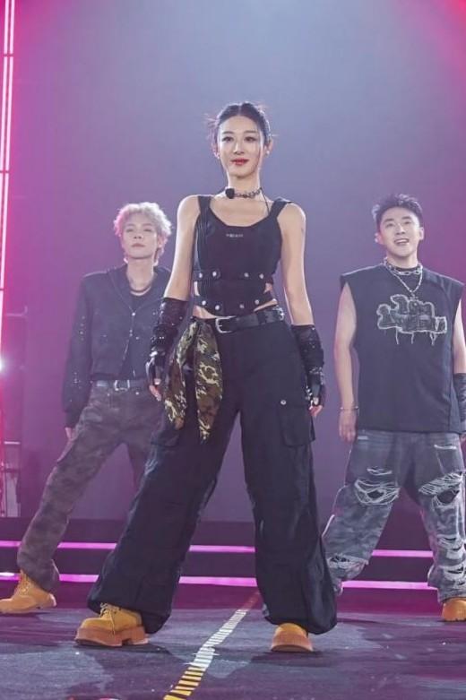 薇娅“消失”2年后再现！年会热舞惊艳全场，又盯上了更赚钱赛道