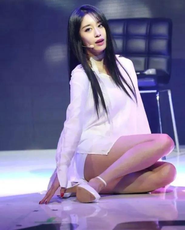 林智妍—韩国女星性感黑丝美腿写真精美壁纸