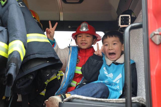 湖北潜江：可可爱爱！“小主播”变身消防员，争当“宣传小达人”