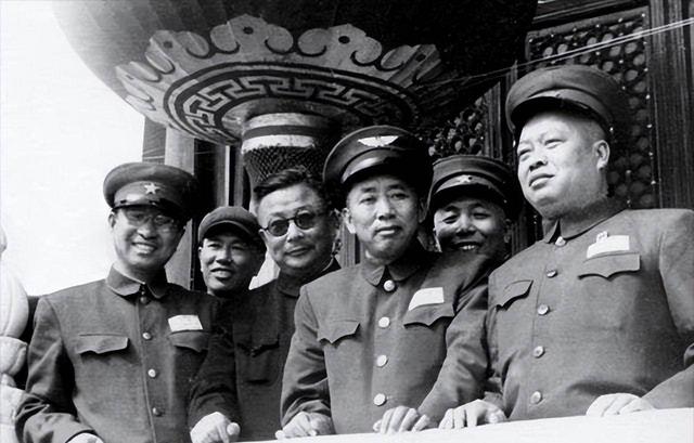 十大元帅之首朱德,授衔编号却是004,毛泽东把001给了谁