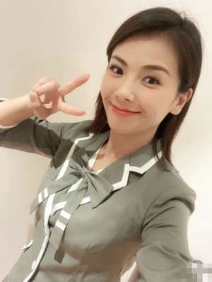 女主播倒立(兑现承诺刘涛直播间表演倒立 动作轻松自如)