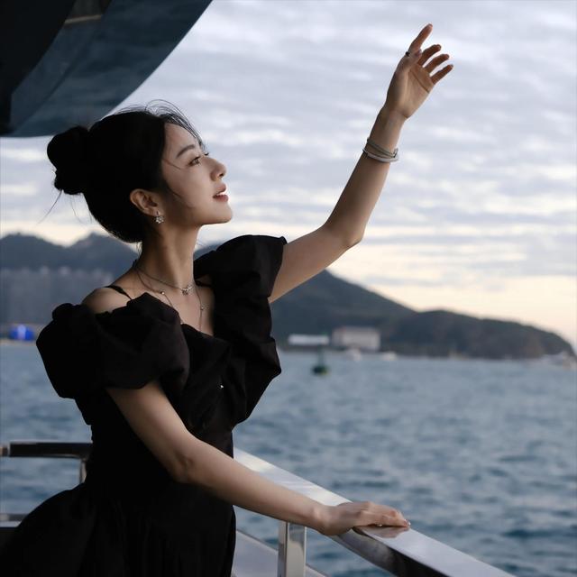 薇娅“消失”2年后再现！年会热舞惊艳全场，又盯上了更赚钱赛道