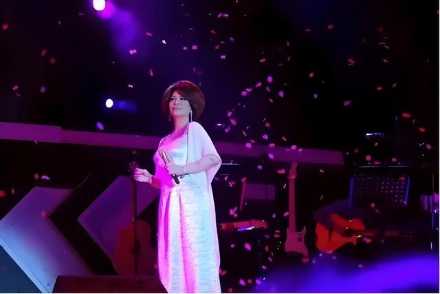 华语乐坛十大“殿堂级”女歌手：韩红进不了前五，王菲屈尊第二