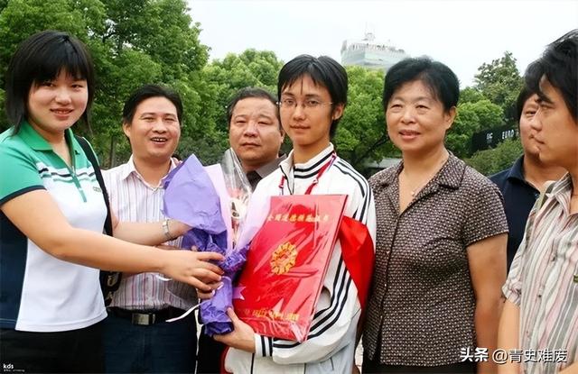 20年前背母上大学的刘霆,却在29岁选择变性,如今的她后悔了吗?