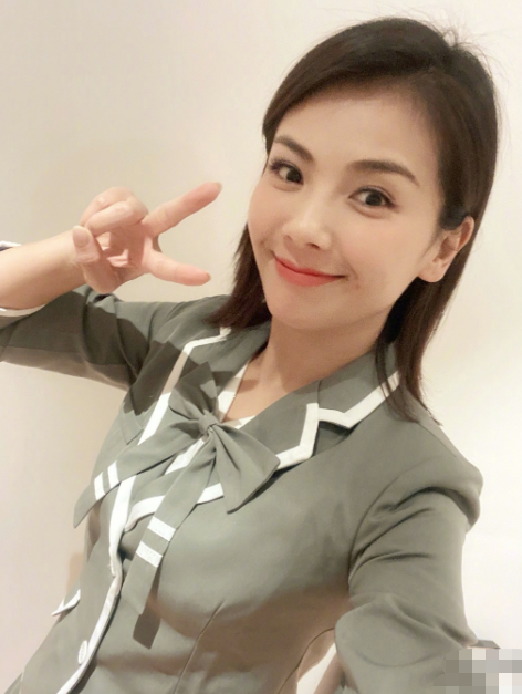 兑现承诺!刘涛直播间表演倒立 动作轻松自如