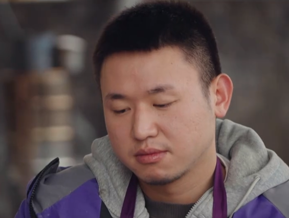 因一双高跟鞋改变命运，20多岁重庆小伙火出圈，央媒：正能量！