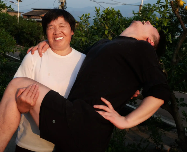 因一双高跟鞋改变命运，20多岁重庆小伙火出圈，央媒：正能量！