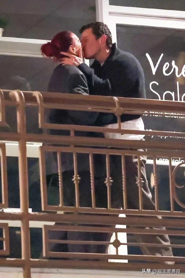 啪姐官宣恋情，给了大金毛一个名分！这嚣张的异性恋，真耀眼啊