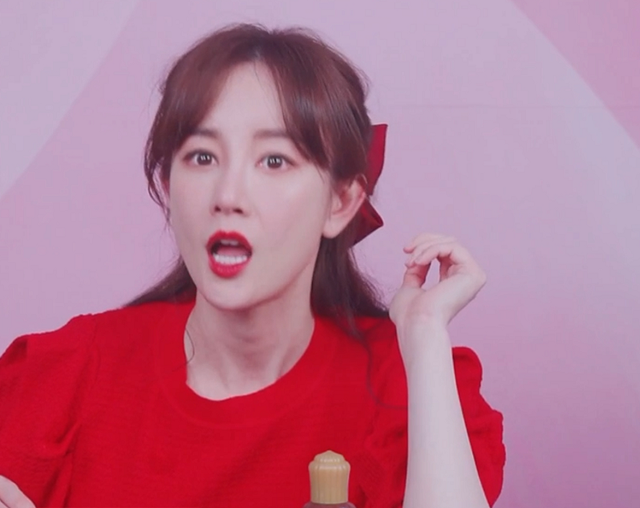 明星直播滤镜太强!张庭酒窝消失,曹颖痣都快没了,生图曝光尴尬