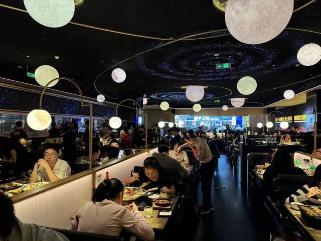 走出川渝的排队王，不再只是火锅了？