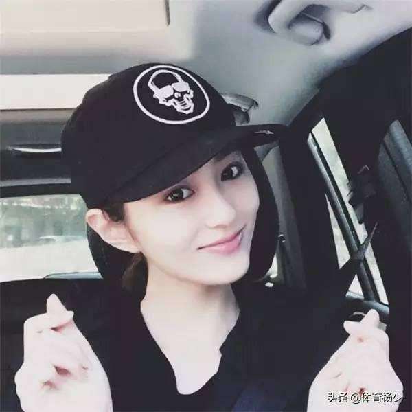 NBA当红女主播小七，神仙颜值十分讨喜，私下是库里的球迷