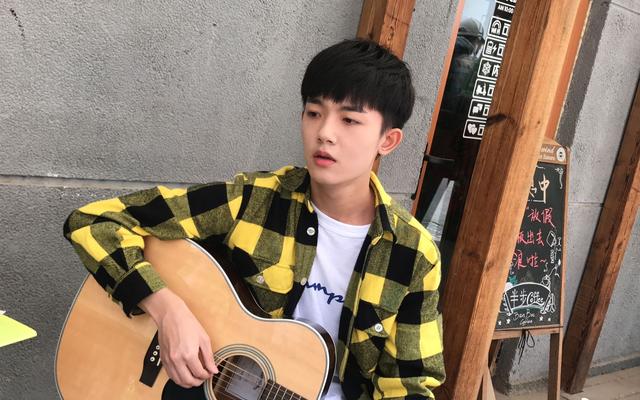 没眼看!李明德KTV唱嗨了,脱掉上衣坦胸露怀,旁边还有美女作陪