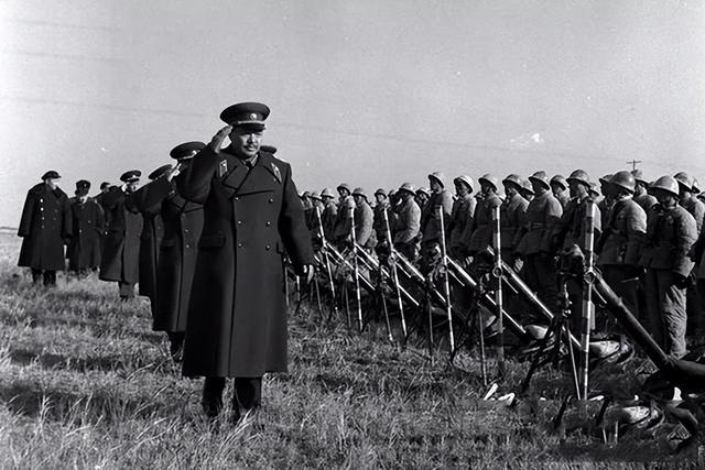 十大元帅之首朱德,授衔编号却是004,毛泽东把001给了谁