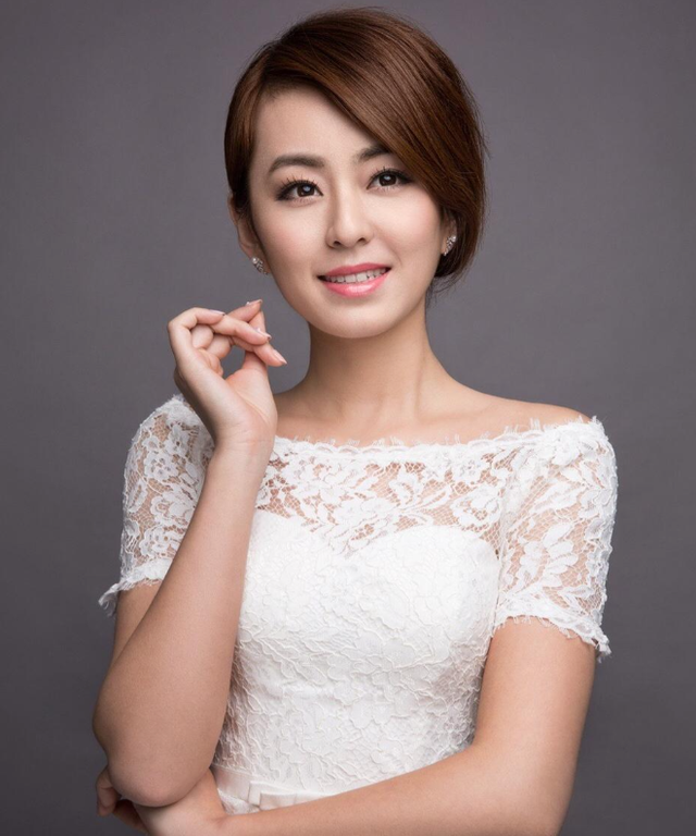 上海财经美女主持孙睿淇，台上台下都风光，婆家背景让人心生羡慕