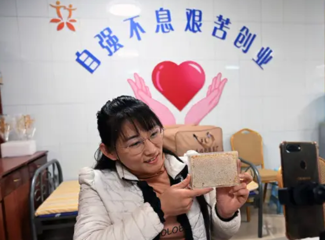 山东美女主播“爬行”生活36年，24岁嫁46岁男人，现在活成这样