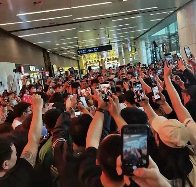 炸裂!明星演唱会女粉现场“吸奶”,网上晒照打卡,意外扒出怪圈