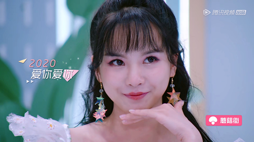 Beauty小姐宋祖儿开“美妆小铺”蘑菇街主播尝试爱心唇