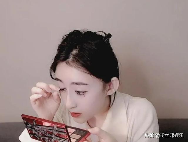 女主播自曝打人进派出所,直播时秀出大花臂,粉丝直言“社会人”