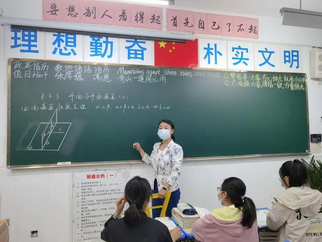 这个“女主播”,突然火了